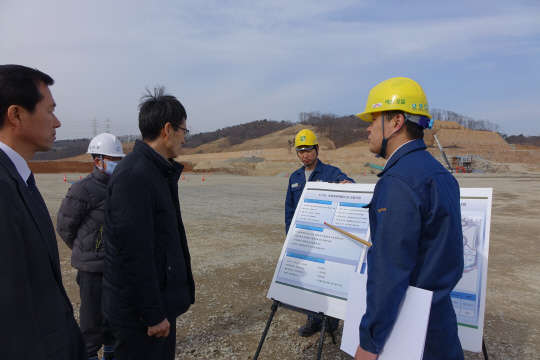 한국산업단지공단이 2월 1일부터 5일까지를 '특별 안전강조주간'으로 정하고 설 연휴 기간 재난 및 안전사고에 대비한 관할 산업단지(64개 단지) 및 보유시설물에 대한 안전점검을 실시했다. 강남훈 산단공 이사장(왼쪽 세 번째)이 현장을 찾아 안전점검을 하고 있다. 산단공 제공